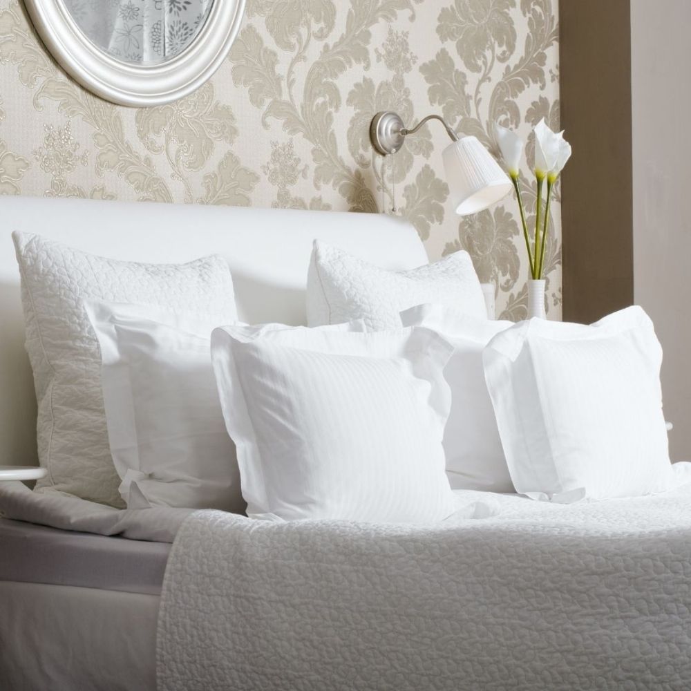 Create a beautiful French country bedroom: follow our tips on furniture, bedding and decor.