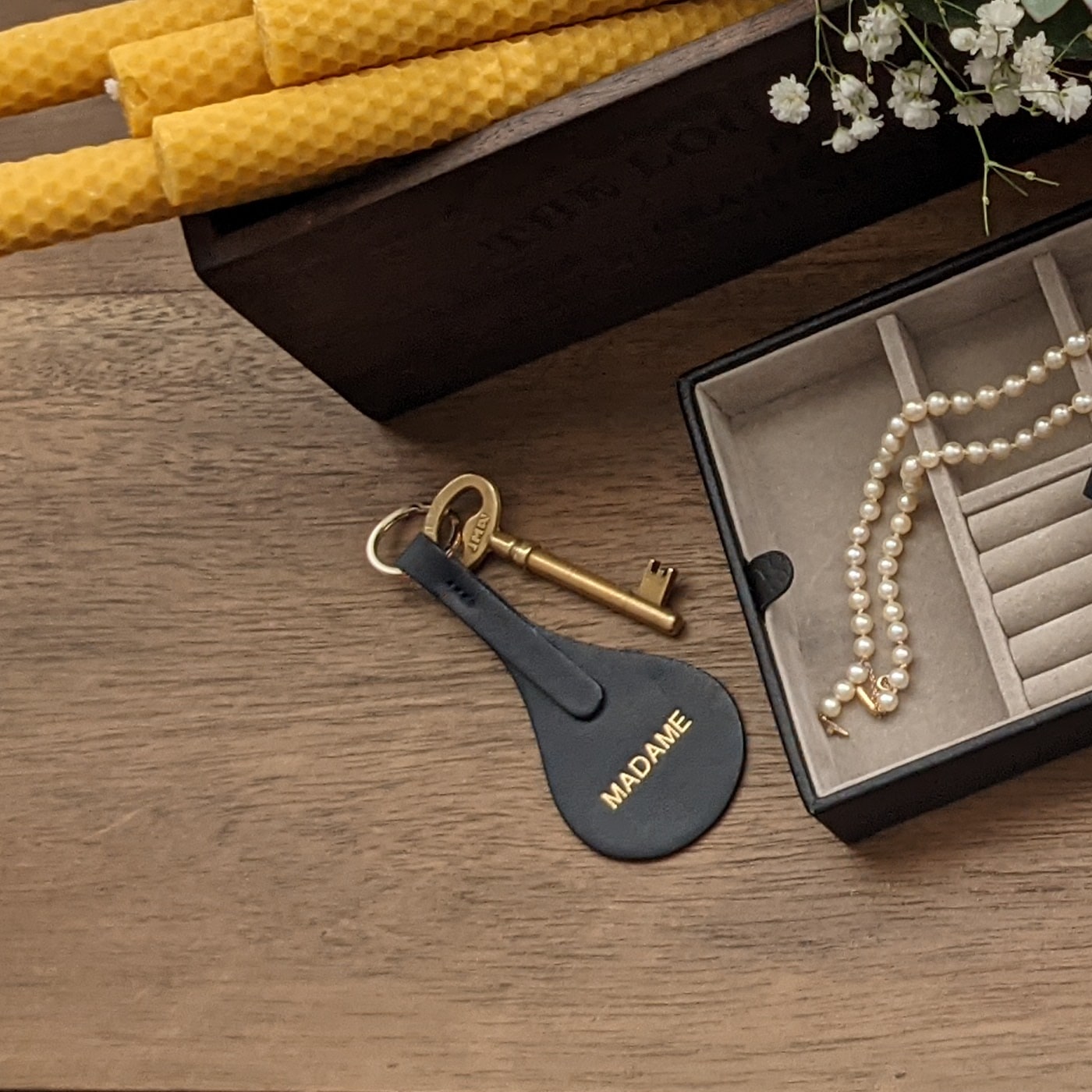 Leather keychain Madame - dark blue - French Address