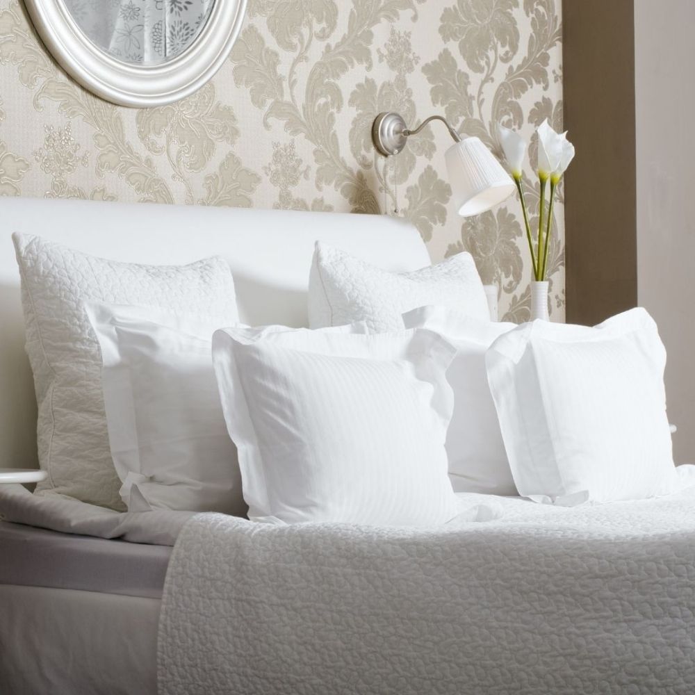 Create a beautiful French country bedroom: follow our tips on furniture, bedding and decor. 