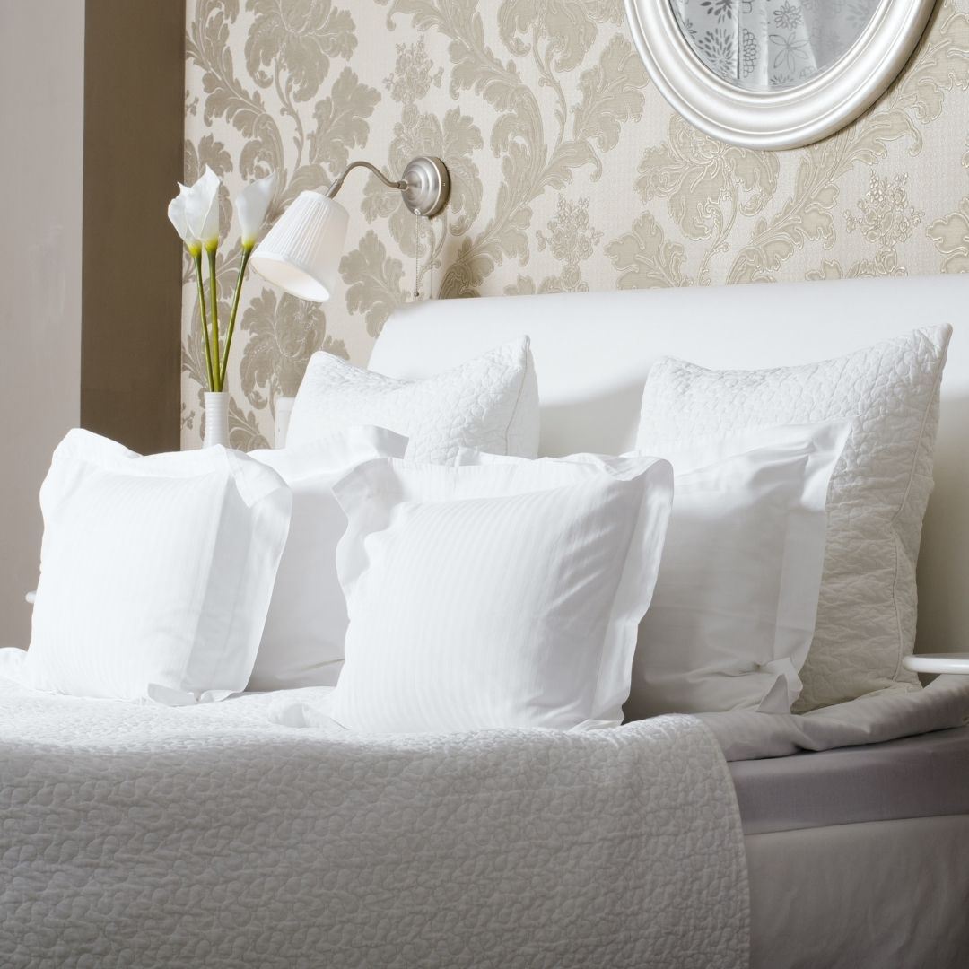 French country bedroom: tips and recommendations to style a French country bedroom or French cottage bedroom. We share French decor ideas, the essential furniture and how to style your bed for a French country bedroom. 