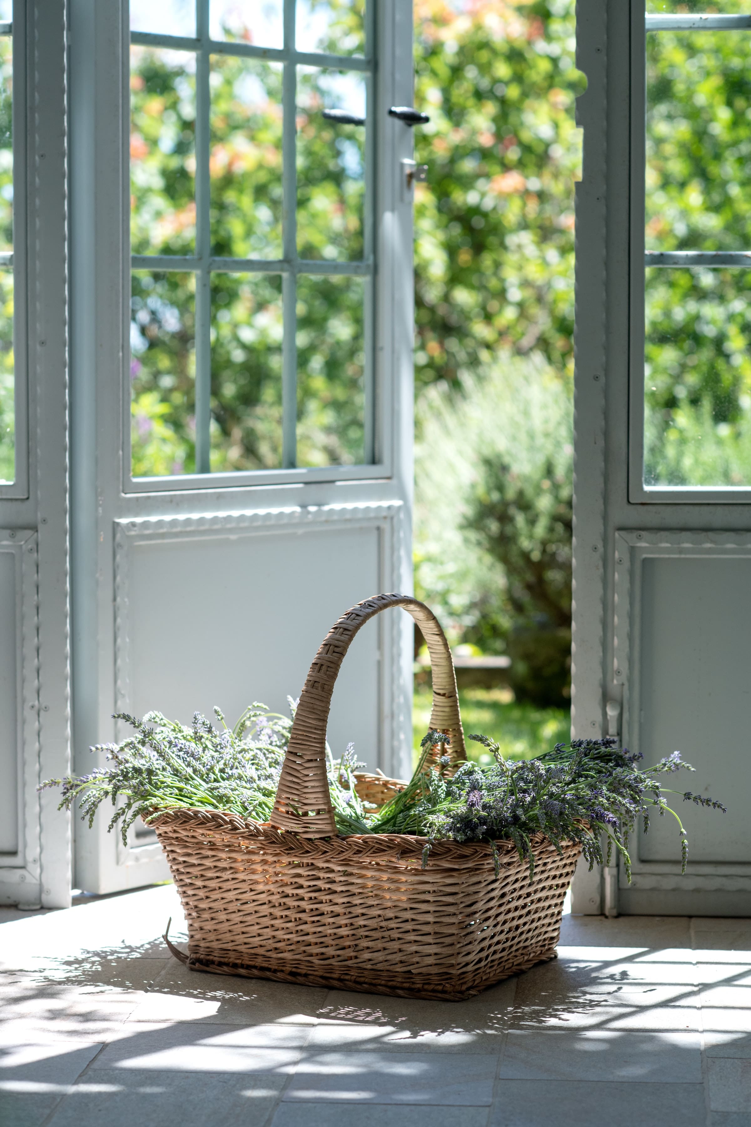 What colors for a French country home? I share here the pillars of French country home color palette so you can start decorating the right way. I will also review 2 examples of French country kicthens with good and bad implementation of a color palette. 