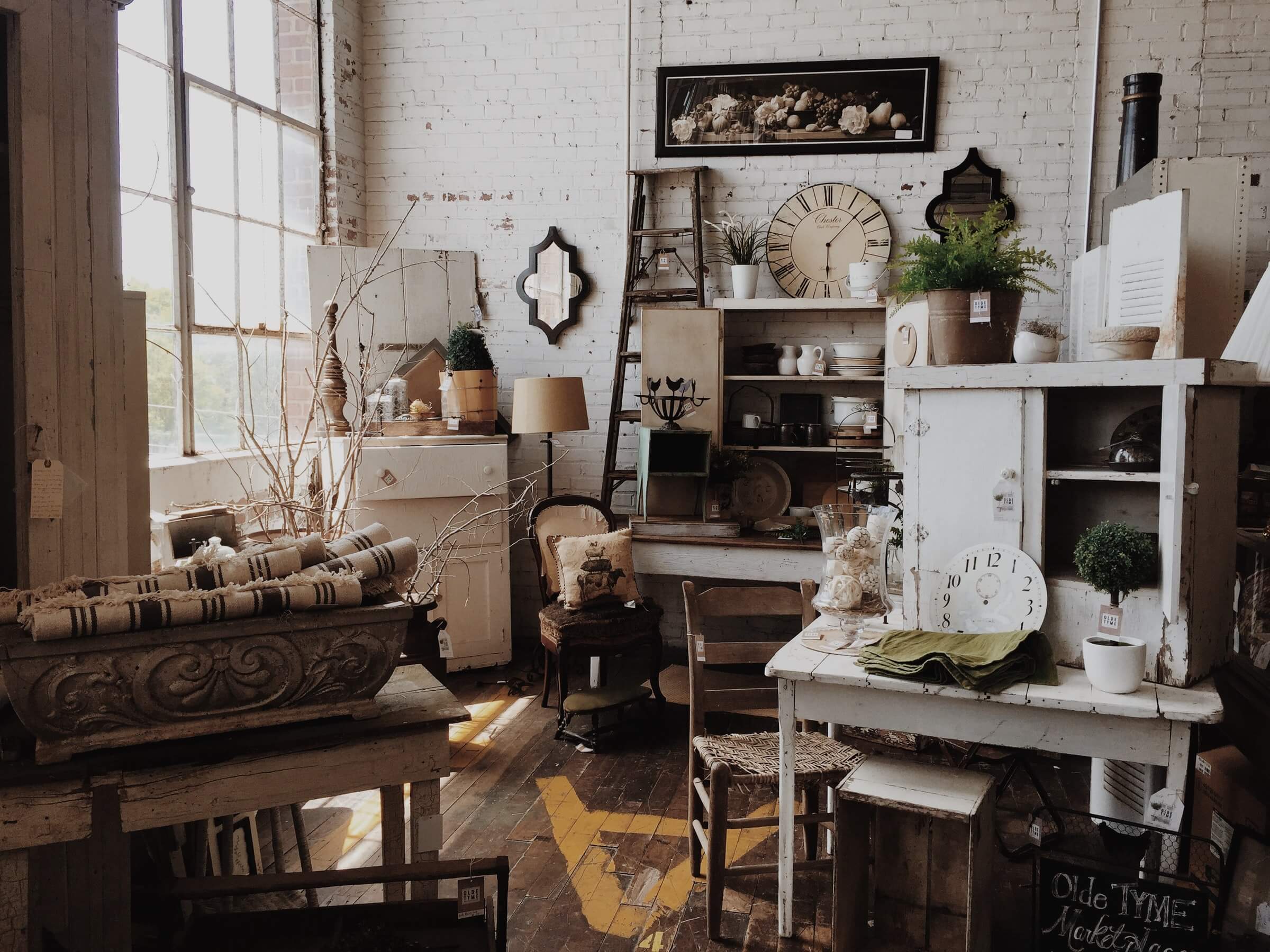 A full guide with 10 ressources on French country home decorating: from inspirations to how-to guide, you will find French country home ideas for your own house. 